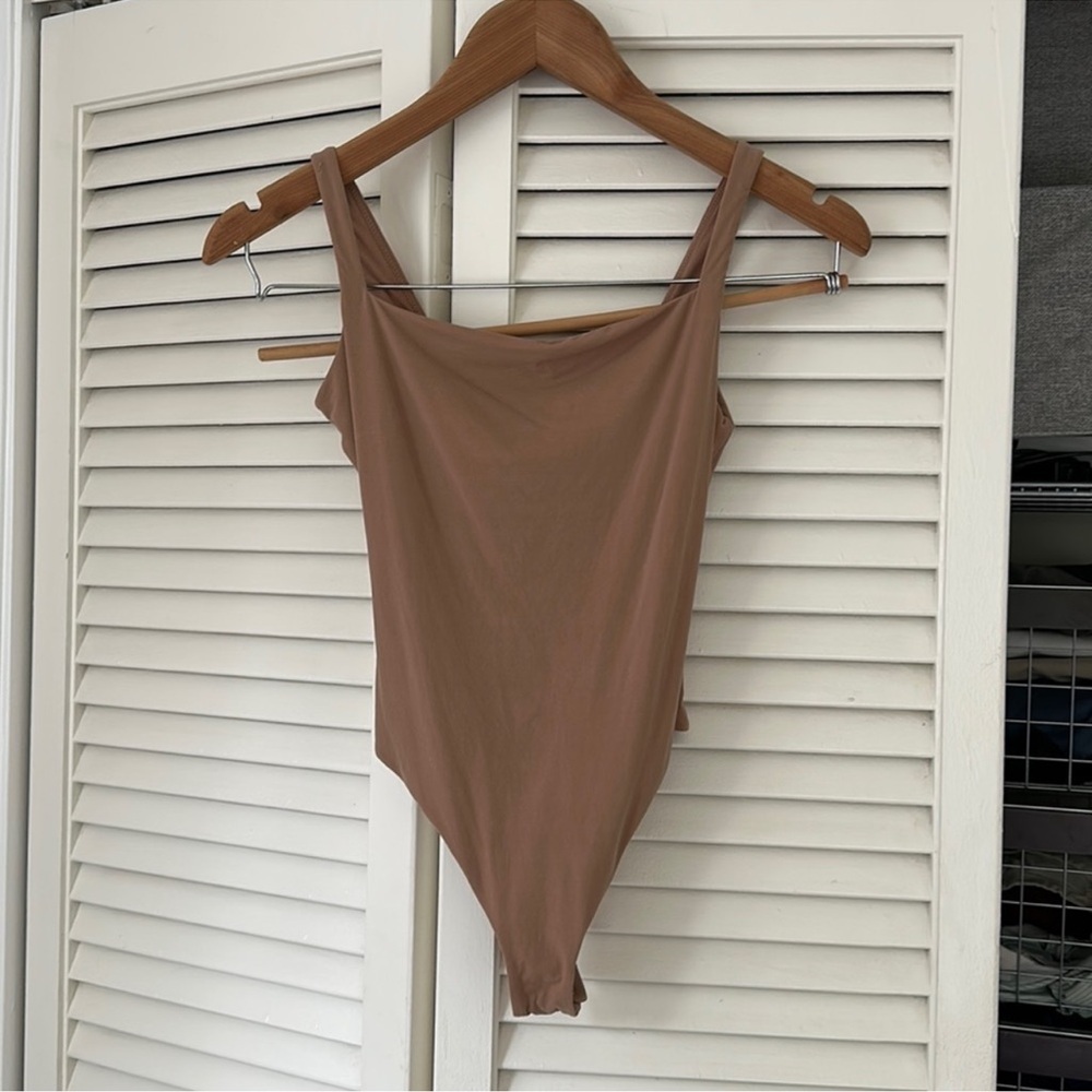 SKIMS FITS EVERYBODY SQUARE (G21) NECK BODYSUIT in Sienna. Size XS NWT
